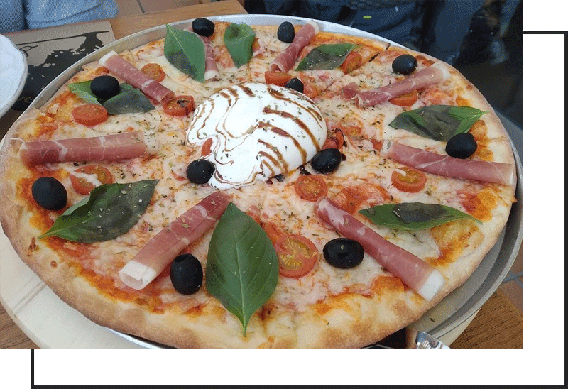 Pizza com presunto, azeitona, queijo e tomate